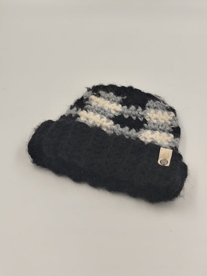 Bonnet crochet fait main Chantecler - Noir/souris/neige