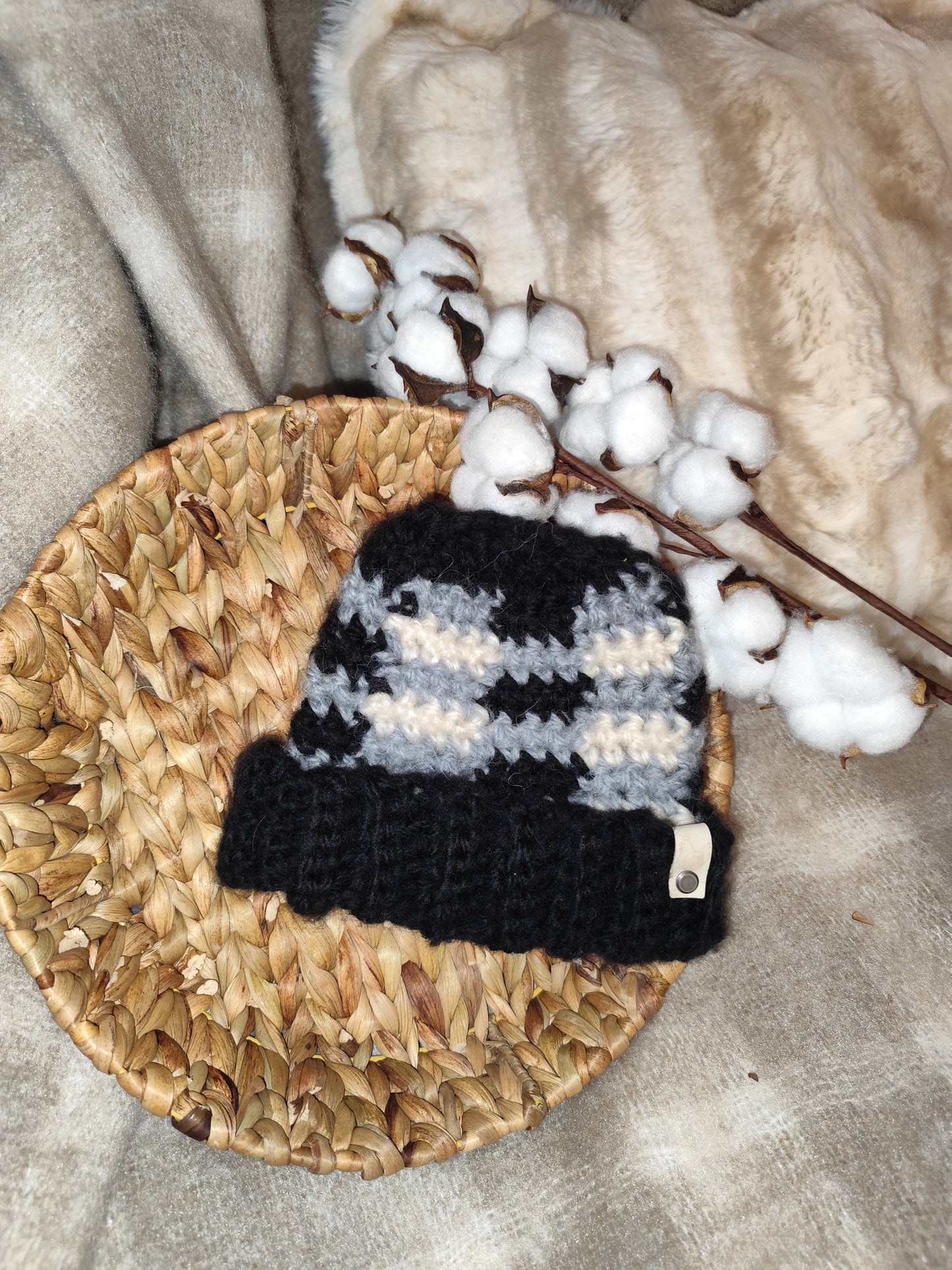Bonnet crochet fait main Chantecler - Noir/souris/neige